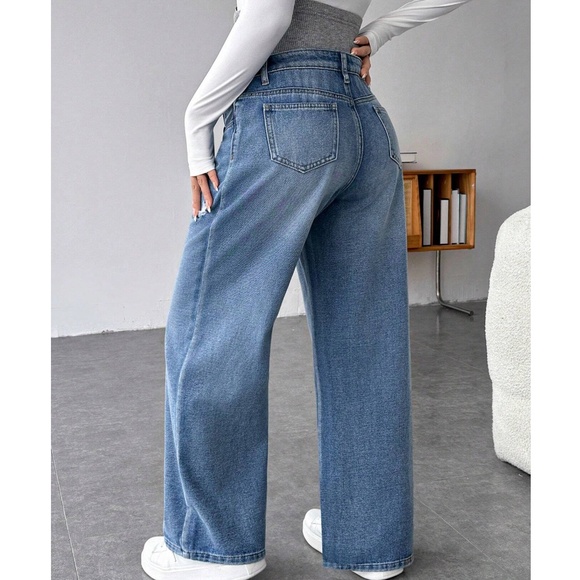 Maternity Medium Wash Stretchy Waist Straight Leg Denim Jeans - Picture 2 of 5
